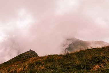 Bulutlardaki mistik dağın tepesinde Gutyn Tomnatyk, destansı manzaralar, nefes kesen Karpatlar manzaraları ve gerçekleri. 2020