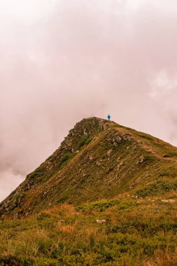 Karadağ tepesinin yaz manzarası, Gutyn Tomnatyk dağının bulutlu dağ ve manzaraları, büyüleyici ve mistik dağlar, görkemli Karpatlar. 2020