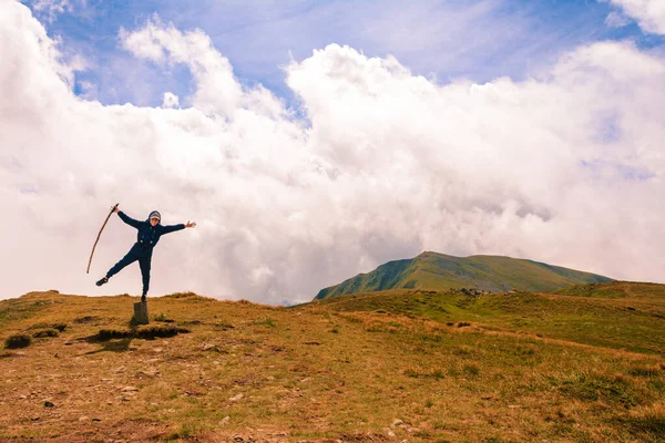 Turista Topo Montanha Abriu Braços Como Pássaro Desfrutando Altura Majestade — Fotografia de Stock