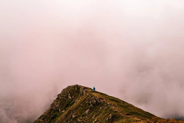 Montanha Pitoresca Majestosa Gutyn Tomnatyk Uma Montanha Nas Nuvens Misticismo — Fotografia de Stock