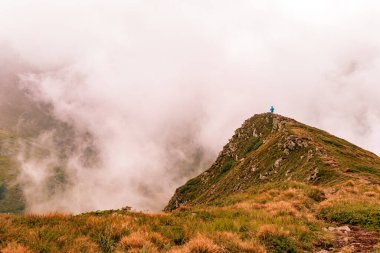 Bulutlardaki mistik dağın tepesinde Gutyn Tomnatyk, destansı manzaralar, nefes kesen Karpatlar manzaraları ve gerçekleri. 2020