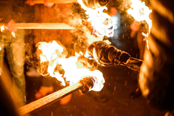 Пламя на самодельном факеле, пожар на фоне ночных улиц, мирные акции с факелами. 2020
