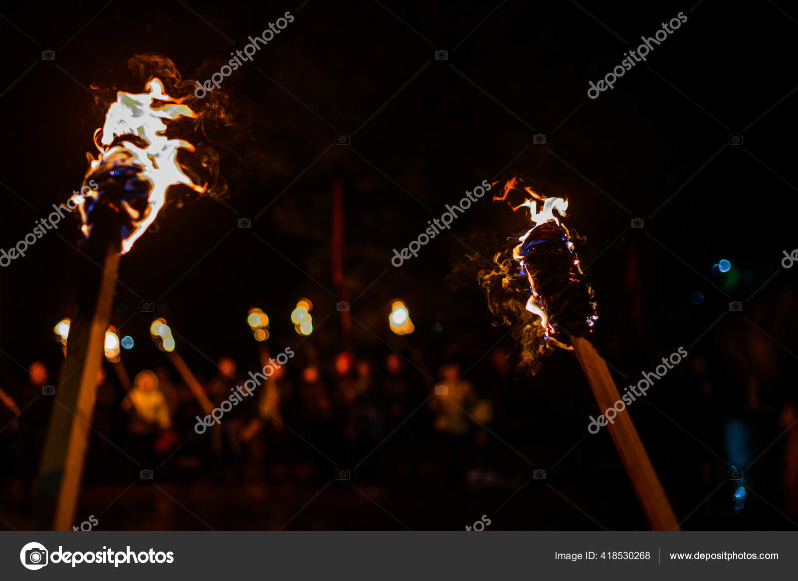 Flamme Sur Une Torche Artisanale Feu Sur Fond Des Rues image libre de droit  par NIKO_Cingaryuk © #418530268