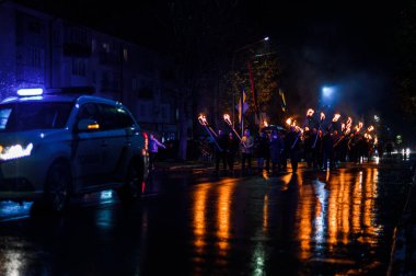 Dolyna, Ukrayna: 14 Ekim 2020 'de siyasi parti Svoboda. Gece yarısı devriye gezen bir polis arabası..