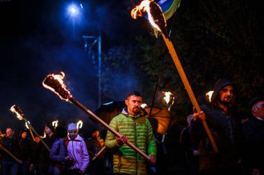 Birçok insan ellerinde meşalelerle gece kentinde yürür. Dolyna, Ukrayna: 14 Ekim 2020 'de siyasi parti Svoboda .2020
