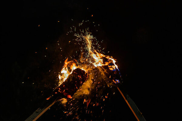 два факела, два факела горят, яркий огонь от факела с пожаром. 2020