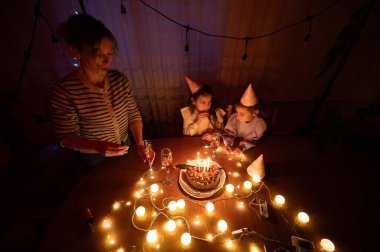 Sıcak mumlar parıldayan ışıklar ve lezzetli pastalarla çevrili çocuklar birlikte uzun ömürlü anılar yaratırken harika bir doğum günü partisini aydınlatıyor..