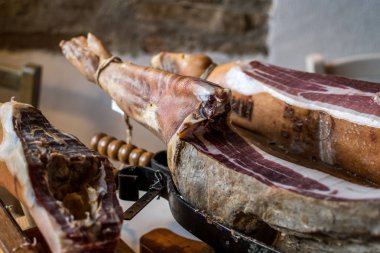 Karakteristik bir restoranda İber jamon