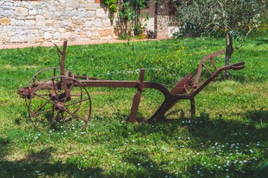 paslı metal bir çayır üzerinde Antik pulluk