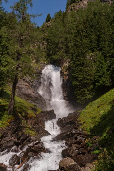 Hermosa Cascada Bosque Las Dolomitas Italianas — Foto de Stock