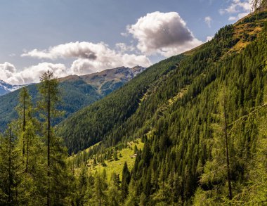 İtalyan dolomites üzerinde tipik dağ manzarası