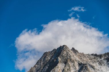 İtalyan dolomites üzerinde tipik dağ manzarası