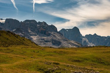 İtalyan dolomites üzerinde tipik dağ manzarası