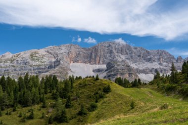 İtalyan dolomites üzerinde tipik dağ manzarası