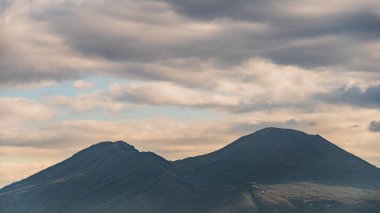 Vezüv yanardağı ve Squa alınan Somma Dağı görünümü