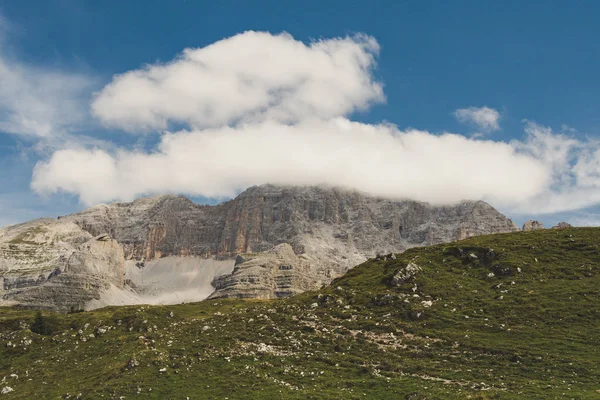 Paisaje típico de montaña en las dolomitas italianas — Foto de Stock
