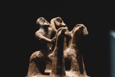 Antik Etrüsk nesneleri arkeoloji müzesinde korunmuş. 