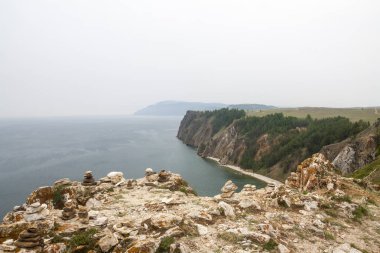 Bir yüksek kayalık sahil uçurumdan denizin bir göl ve sis su üzerinde