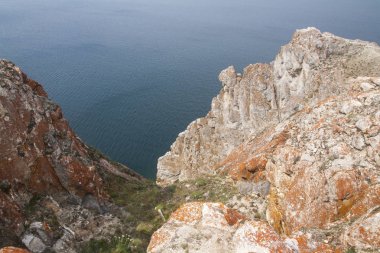 Bir yüksek kayalık sahil uçurumdan denizin bir göl ve sis su üzerinde