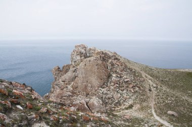 Bir yüksek kayalık sahil uçurumdan denizin bir göl ve sis su üzerinde