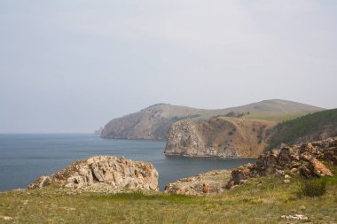 Bir yüksek kayalık sahil uçurumdan denizin bir göl ve sis su üzerinde