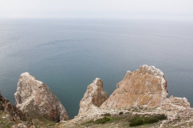 Bir yüksek kayalık sahil uçurumdan denizin bir göl ve sis su üzerinde