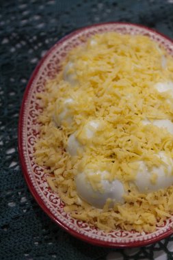 Mantarlı ve peynirli geleneksel Sibirya yumurta salatası