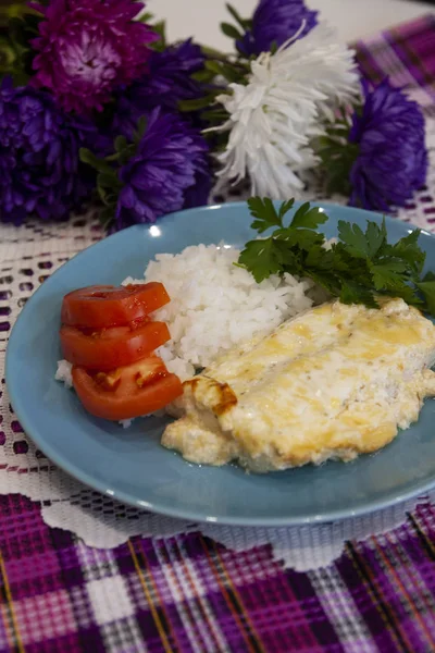 Пайк-филе с горчичным соусом с рисом и помидорами — стоковое фото
