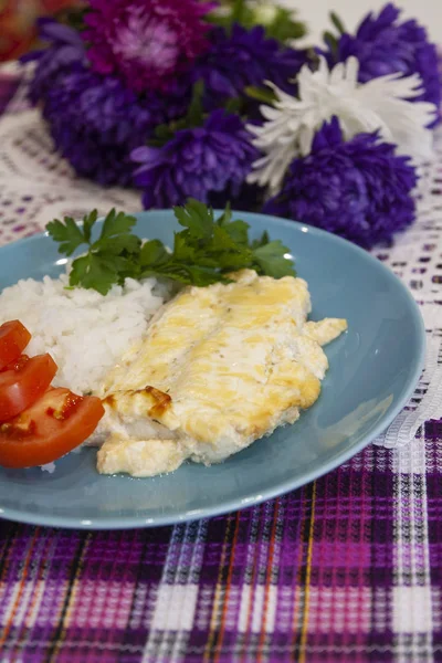 Пайк-филе с горчичным соусом с рисом и помидорами — стоковое фото