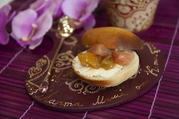 Персиковый джем с ревенем и бренди - сладкое блюдо с нектаринами, ром на утренней булочке с маслом на завтрак, фхуд фото — стоковое фото
