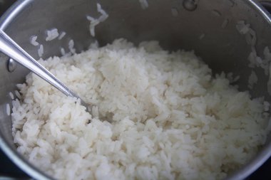 bir tavada mutfakta usta sınıf pişirme pirinç aşçı