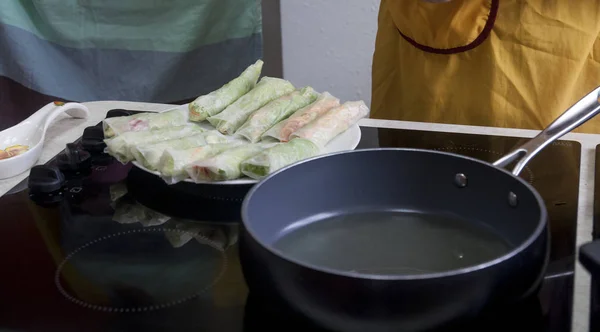 Chef dando aulas de culinária na cozinha Rolos fritos primavera saborosos pratos saudáveis com legumes Cozinha vietnamita — Fotografia de Stock