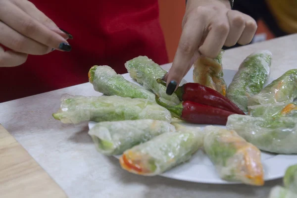 Chef dando clases de cocina en la cocina Rollos fritos de primavera sabrosos platos saludables con verduras Cocina vietnamita —  Fotos de Stock