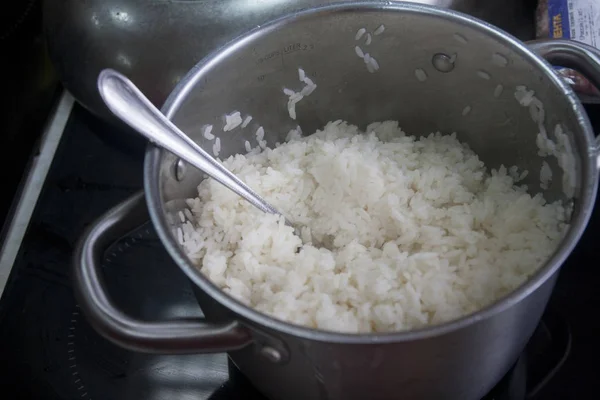 Clase magistral cocinar arroz cocinero en la cocina en una sartén —  Fotos de Stock