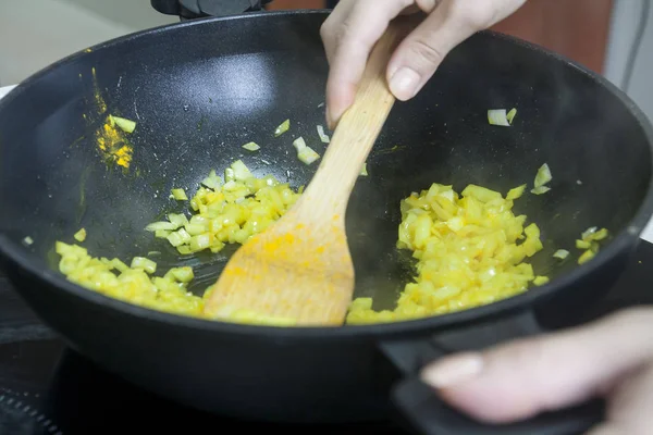 Master class cozinhar cebolas finamente picadas com especiarias — Fotografia de Stock