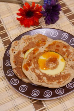 Ev yapımı kahvaltı yemeği: elmalı Limburg karabuğday gözlemesi - Belçika mutfağı, yemek fotoğrafı
