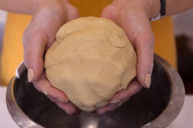 Şef mutfakta aşçı: sıcak yemek fotoğrafı için hamur hazırlıyor.