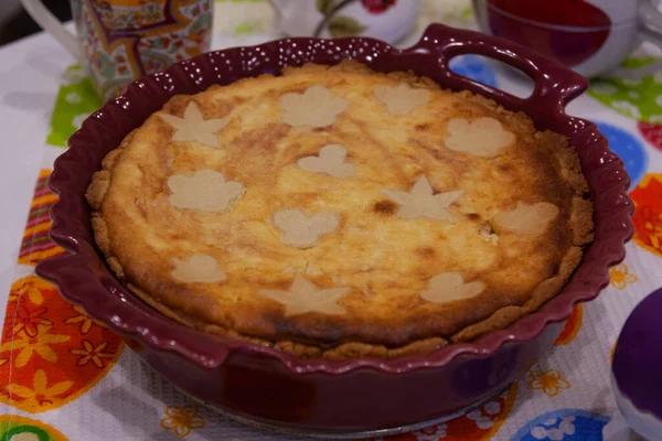 Le processus de fabrication d'un gâteau pâtissier à croûte courte sucrée avec des cerises et du fromage cottage - photo alimentaire — Photo