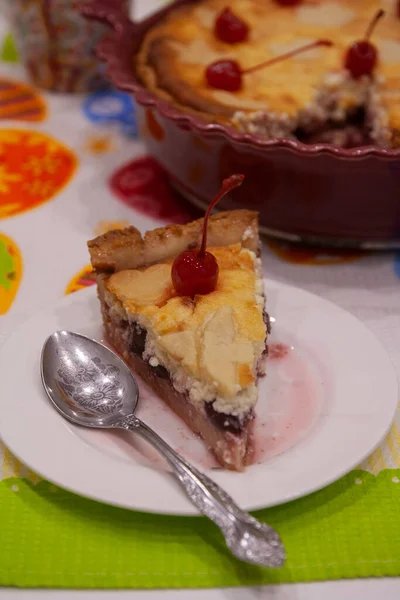 O processo de fazer um bolo de massa doce shortcrust com cerejas e queijo cottage - foto de comida — Fotografia de Stock