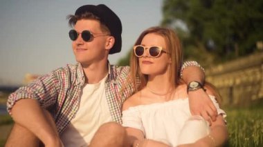 Gülümseyen ve dışarıda sıcak gün yaz keyfi yerinde insanlar gülüyor. Dating, aşk, mutlu, smlile, lought, söz. Subglasses ve şapka, çocuk kaç saat var, onlar aşık güneşli günler. 