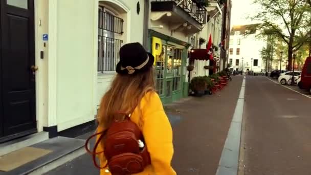 Ung Pige Fantastisk Gul Sweater Hat Iført Solbriller Gaden Amsterdam – Stock-video