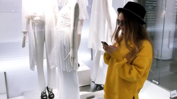 Junge Brünette Mädchen Online Einkaufen Das Mädchen Wählt Kleidung Geschäft — Stockvideo