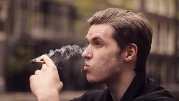 Muž Kouřil Marihuanu Amsterdamu Kluk Kouří Joint Marihuany Ulici Amsterdamu — Stock video