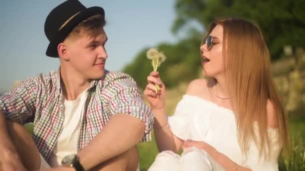 Verliebtes Paar Bläst Einander Pusteblumen Ins Gesicht Lächelnde Und Lachende — Stockvideo
