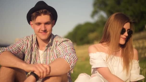 Casal Amor Soprando Flores Bolas Nos Rostos Outro Sorrindo Rindo — Vídeo de Stock