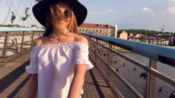 폴란드에서 따라와 허니문에 그녀를 그녀의 남자를 원하는 모자와 선글라스를 미소에서 — 비디오