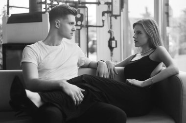 Romantik Çift siyah beyaz birbirlerinin şirket zevk. Aşık genç çift birbirlerine sarılmak. Siyah elbiseli seksi kız erkek restorasyon. Moda çift. seviyorum. Vogue tarzı. Moda