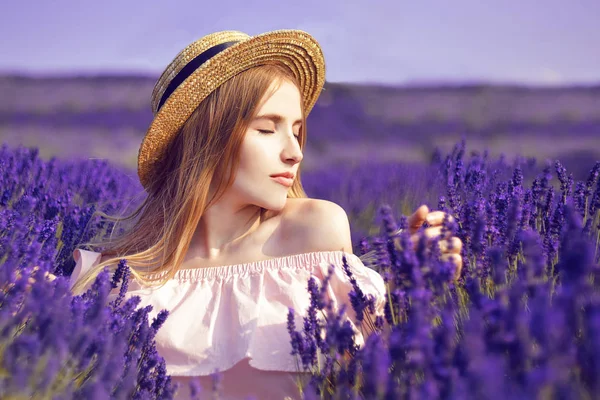 Hermosa Chica Campo Lavanda Hermosa Mujer Campo Lavanda Atardecer Foco —  Fotos de Stock