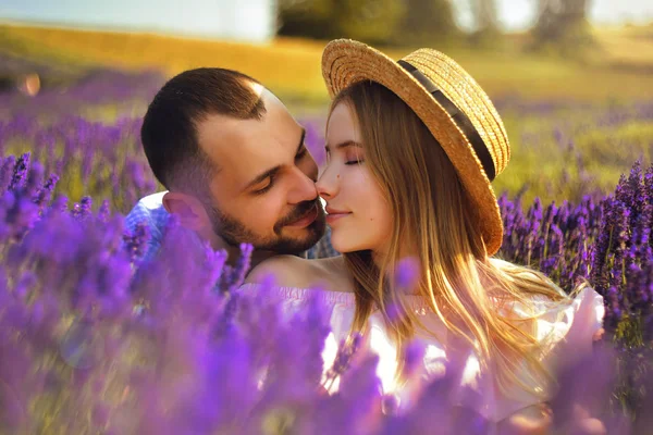 Linda Pareja Joven Enamorada Campo Flores Lavanda Disfruta Momento Felicidad —  Fotos de Stock