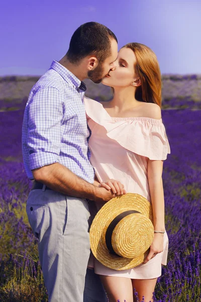 Linda Pareja Joven Enamorada Campo Flores Lavanda Disfruta Momento Felicidad —  Fotos de Stock